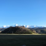 Дальний Алтай: курган и горы на горизонте